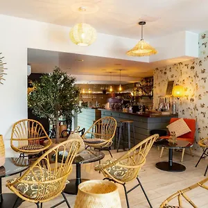 3* מלון Hotel Central